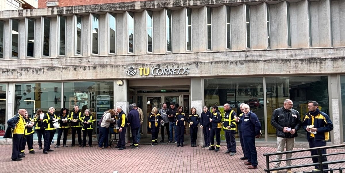 Els treballadors de Correus protesten per la falta de personal i la CEOE proposa que els carters treballen gratis ‘per amor a la professió’