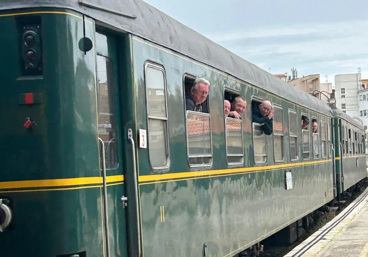 Un grup de britànics arriba a Alcoi amb un tren històric i es confonen amb el servei regular
