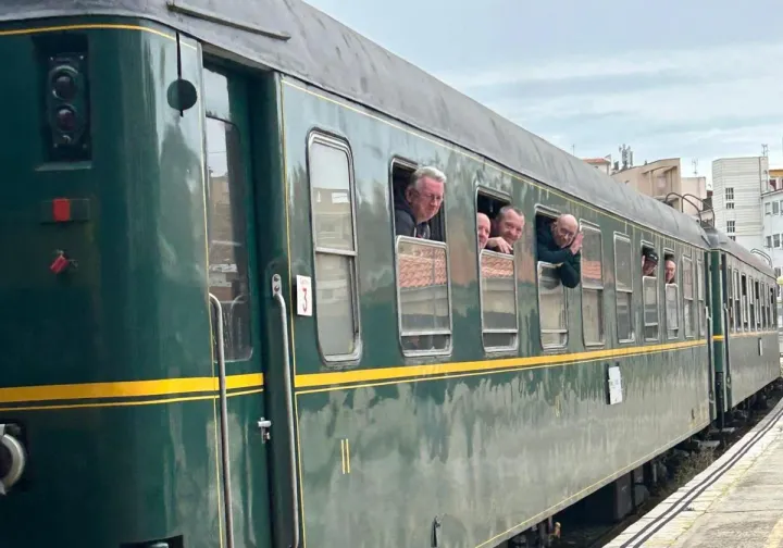 Un grup de britànics arriba a Alcoi amb un tren històric i es confonen amb el servei regular