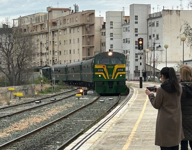 Alcoi celebra l’ansiada renovació del tren Alcoi-València, però resulta ser un tren turístic